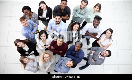 un grand groupe de jeunes gens variés qui, espérons-le, cherchent Banque D'Images