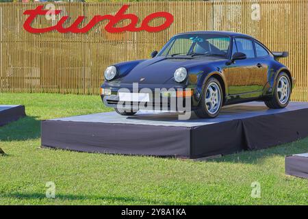 Black porsche 911 - 964 - turbo est garé sur une plate-forme Banque D'Images