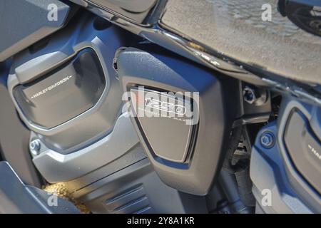 Arborant le logo emblématique harley davidson sur un moteur de 1250 tours max Banque D'Images