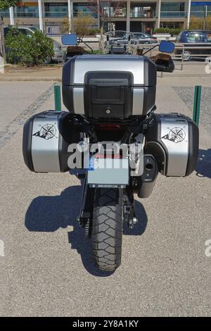 Black harley davidson 1250 Revolution max moto avec trois compartiments de rangement est garée sur le trottoir Banque D'Images