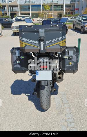 La moto moderne suzuki v strom 1050 est garée sur le trottoir, prête pour une aventure Banque D'Images