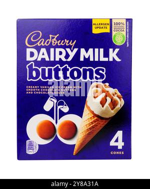 Boutons de lait laitier Cadbury cônes de biscuit à la crème glacée avec une garniture de sauce chocolat dans un paquet de 400 ml contenant quatre cônes de 100 ml Banque D'Images