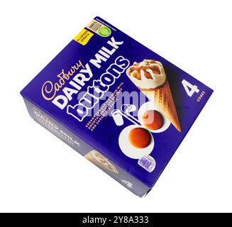 Boutons de lait laitier Cadbury cônes de biscuit à la crème glacée avec une garniture de sauce chocolat dans un paquet de 400 ml contenant quatre cônes de 100 ml Banque D'Images