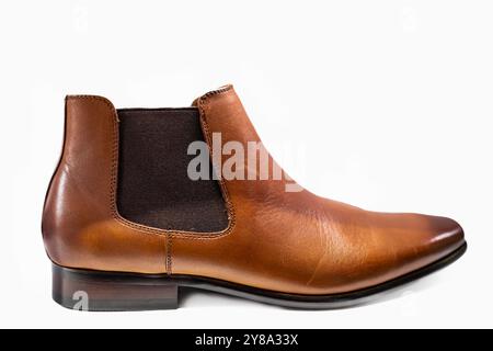 Bottes en cuir véritable dans un style classique. Bottes chelsea en cuir marron pour hommes isolées sur fond blanc. Bottes en cuir tendance pour hommes. Banque D'Images