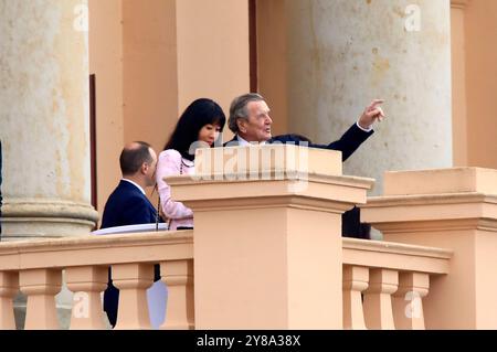 Gerhard Schröder mit Ehefrau So-yeon Schröder-Kim beim Festakt zum 34. Jahrestag der Deutschen Einheit im Mecklenburgischen Staatstheater. Shwerin, 03.10.2024 *** Gerhard Schröder avec sa femme So yeon Schröder Kim à la cérémonie du 34e anniversaire de la réunification allemande au Théâtre d'État de Mecklembourg à Shwerin, 03 10 2024 Foto:XM.xWehnertx/xFuturexImagex festakt schwerin 0103 Banque D'Images