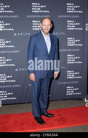 Mill Valley, États-Unis. 03 Oct, 2024. L'acteur Ralph Fiennes arrive à la projection nocturne d'ouverture de 'Conclave' au 47e Mill Valley film Festival au Outdoor Art Club le 03 octobre 2024 à Mill Valley, Californie. Photo : Picture Happy photos/imageSPACE crédit : Imagespace/Alamy Live News Banque D'Images