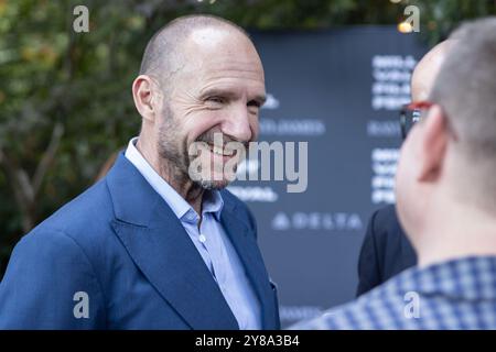 Mill Valley, États-Unis. 03 Oct, 2024. L'acteur Ralph Fiennes prend la parole lors de la projection de la soirée d'ouverture de 'Conclave' au 47e Festival du film de Mill Valley au Outdoor Art Club le 03 octobre 2024 à Mill Valley, Californie. Photo : Picture Happy photos/imageSPACE crédit : Imagespace/Alamy Live News Banque D'Images