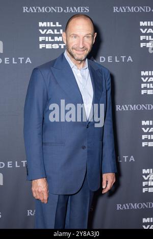 Mill Valley, États-Unis. 03 Oct, 2024. L'acteur Ralph Fiennes arrive à la projection nocturne d'ouverture de 'Conclave' au 47e Mill Valley film Festival au Outdoor Art Club le 03 octobre 2024 à Mill Valley, Californie. Photo : Picture Happy photos/imageSPACE/SIPA USA crédit : SIPA USA/Alamy Live News Banque D'Images