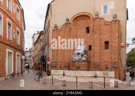 Fontaines publiques dans le centre de Toulouse contre le flanc d'un bâtiment décoré d'ornements historiques datant des premiers jours de l'est Banque D'Images