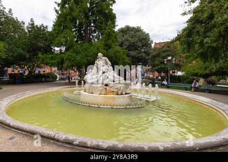 Le jardin Pierre Goudouli est un joli spot vert au milieu de la ville, avec une fontaine en souvenir du poète Pierre Goudouli décédé en 1649, un sma Banque D'Images