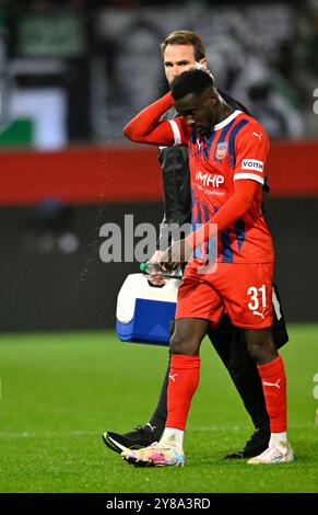 Zusammenprall nach Kopfballduell Zweikampf Aktion Sirlod Conteh 1. FC Heidenheim 1846 FCH (31) verletzt Verletzung muss vom Platz Betreuer FC Heidenheim 1846 FCH vs Olimpija Ljubljana 03.10.2024 LA RÉGLEMENTATION DE la Ligue des conférences de l'UEFA INTERDIT TOUTE UTILISATION DE PHOTOGRAPHIES COMME SÉQUENCES D'IMAGES ET/OU QUASI-VIDÉO Banque D'Images