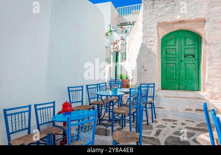 Café en plein air à Hora, île d'Amorgos, Cyclades, Grèce. Étroites ruelles pavées et maisons blanchies à la chaux. Banque D'Images