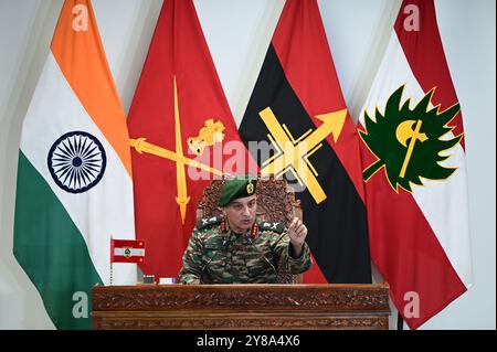 Srinagar, Inde. 03 Oct, 2024. SRINAGAR, INDE - 3 OCTOBRE : commandant général (GOC) du corps Chinar de l'armée basée à Srinagar, le lieutenant-général Rajiv Ghai s'adresse à la conférence de presse au quartier général de l'armée le 3 octobre 2024 à Srinagar, en Inde. S'adressant à une conférence de presse ici aujourd'hui, le commandant du corps Chinar a déclaré qu'il ne recommandait pas la dilution de la grille de contre-insurrection et de contre-terrorisme à ce stade, affirmant que plus de bonnes années sont nécessaires pour rendre la paix permanente au Cachemire. (Photo de Waseem Andrabi/Hindustan Times/Sipa USA) crédit : Sipa USA/Alamy Live News Banque D'Images