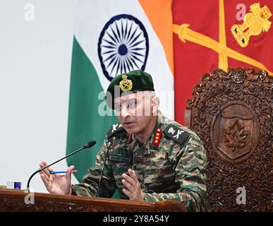 Srinagar, Inde. 03 Oct, 2024. SRINAGAR, INDE - 3 OCTOBRE : commandant général (GOC) du corps Chinar de l'armée basée à Srinagar, le lieutenant-général Rajiv Ghai s'adresse à la conférence de presse au quartier général de l'armée le 3 octobre 2024 à Srinagar, en Inde. S'adressant à une conférence de presse ici aujourd'hui, le commandant du corps Chinar a déclaré qu'il ne recommandait pas la dilution de la grille de contre-insurrection et de contre-terrorisme à ce stade, affirmant que plus de bonnes années sont nécessaires pour rendre la paix permanente au Cachemire. (Photo de Waseem Andrabi/Hindustan Times/Sipa USA) crédit : Sipa USA/Alamy Live News Banque D'Images