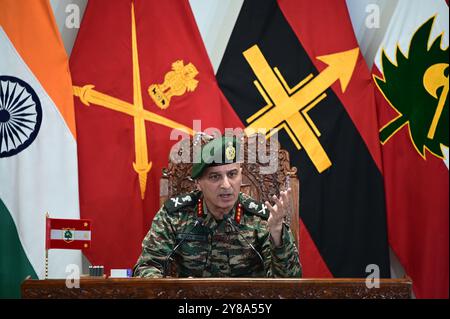 Srinagar, Inde. 03 Oct, 2024. SRINAGAR, INDE - 3 OCTOBRE : commandant général (GOC) du corps Chinar de l'armée basée à Srinagar, le lieutenant-général Rajiv Ghai s'adresse à la conférence de presse au quartier général de l'armée le 3 octobre 2024 à Srinagar, en Inde. S'adressant à une conférence de presse ici aujourd'hui, le commandant du corps Chinar a déclaré qu'il ne recommandait pas la dilution de la grille de contre-insurrection et de contre-terrorisme à ce stade, affirmant que plus de bonnes années sont nécessaires pour rendre la paix permanente au Cachemire. (Photo de Waseem Andrabi/Hindustan Times/Sipa USA) crédit : Sipa USA/Alamy Live News Banque D'Images