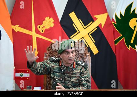 Srinagar, Inde. 03 Oct, 2024. SRINAGAR, INDE - 3 OCTOBRE : commandant général (GOC) du corps Chinar de l'armée basée à Srinagar, le lieutenant-général Rajiv Ghai s'adresse à la conférence de presse au quartier général de l'armée le 3 octobre 2024 à Srinagar, en Inde. S'adressant à une conférence de presse ici aujourd'hui, le commandant du corps Chinar a déclaré qu'il ne recommandait pas la dilution de la grille de contre-insurrection et de contre-terrorisme à ce stade, affirmant que plus de bonnes années sont nécessaires pour rendre la paix permanente au Cachemire. (Photo de Waseem Andrabi/Hindustan Times/Sipa USA) crédit : Sipa USA/Alamy Live News Banque D'Images