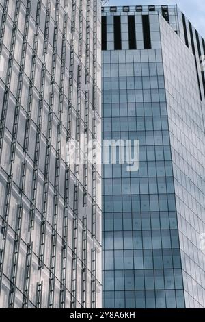 Gros plan de gratte-ciel modernes avec façades en verre sur Bishopsgate St, City of London, Angleterre. Banque D'Images