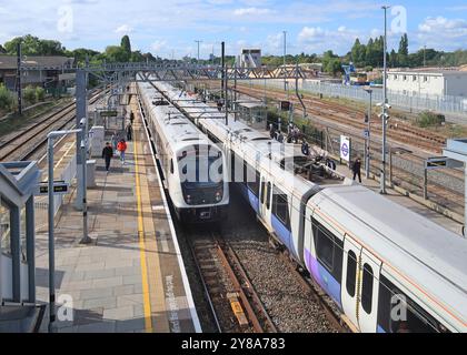 Trains Elizabeth Line arrivant à la gare Acton main Line à West London UK. La vue de haut niveau montre le départ du train en direction de l'ouest. Banque D'Images