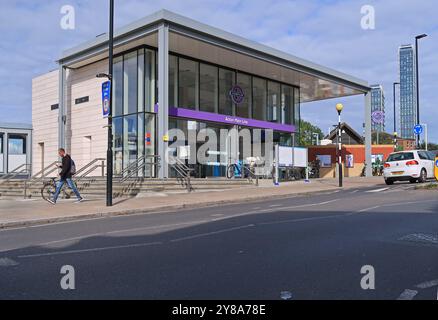 Station Acton main Line à West London UK, nouvelle entrée Elizabeth Line. Entrée du hall des billets de spectacles sur Horn Lane, Acton. Banque D'Images