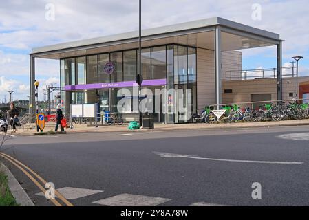 Station Acton main Line à West London UK, nouvelle entrée Elizabeth Line. Entrée du hall des billets de spectacles sur Horn Lane, Acton. Banque D'Images