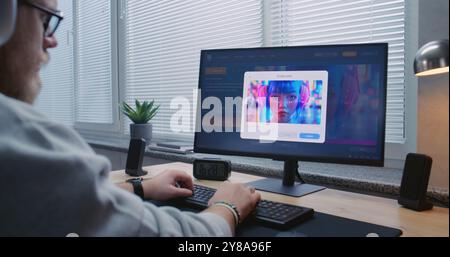 Homme adulte dans les écouteurs entre du texte dans l'application chatbot d'intelligence artificielle sur PC. Générateur d'image ai avancé générer une image détaillée de haute qualité de l'anime cyberpunk Girl. Vue générative futuriste Banque D'Images