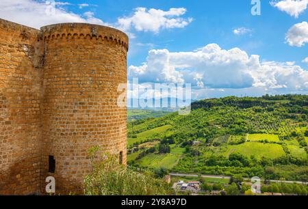 Paysage italien avec mur défensif de la forteresse Albornoz à Orvieto. Province de Terni, Ombrie, Italie Banque D'Images