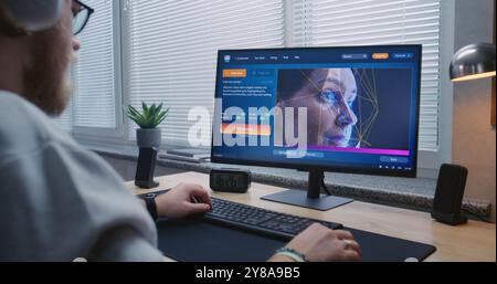 Homme adulte dans le casque entre prompt dans le générateur vidéo ai sur PC. Les chatbot d'intelligence artificielle génèrent des vidéos de haute qualité du visage des femmes avec superposition numérique de reconnaissance faciale. Générative fonctionne Banque D'Images