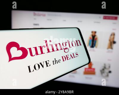 Smartphone avec le logo de la société de vente au détail américaine Burlington Stores Inc. sur l'écran en face du site Web. Mettez l'accent sur le centre-gauche de l'écran du téléphone. Banque D'Images