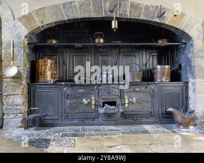 Canons Ashby House Grade I Listed Elizabethan Manor House, Canons Ashby, Northamptonshire, Angleterre, Royaume-Uni - vue intérieure du poêle de cuisine Banque D'Images