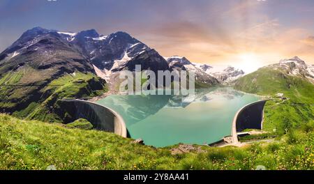 Coucher de soleil paysage d'été avec montagne et lac alpin dans les Alpes, Autriche - Hohe Tauern près de Kaprun, Mooserboden Banque D'Images