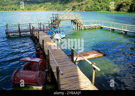 Beauté du lac Linow qui émet trois couleurs, vert, bleu, jaune brunâtre dû à l'influence des niveaux de soufre dans l'eau, à Tomohon Banque D'Images