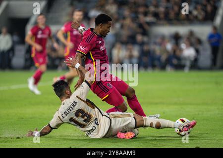 L'attaquant du LAFC Cristian Olivera (13) Challenges distingués par le défenseur de Louis City Akil Watts (20) avec un tacle de glisse lors d'un match de la MLS, mercredi 2 octobre 20 Banque D'Images