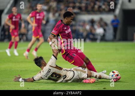 L'attaquant du LAFC Cristian Olivera (13) Challenges distingués par le défenseur de Louis City Akil Watts (20) avec un tacle de glisse lors d'un match de la MLS, mercredi 2 octobre 20 Banque D'Images