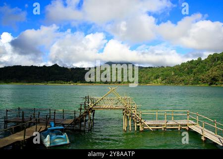 Beauté du lac Linow qui émet trois couleurs, vert, bleu, jaune brunâtre dû à l'influence des niveaux de soufre dans l'eau, à Tomohon Banque D'Images