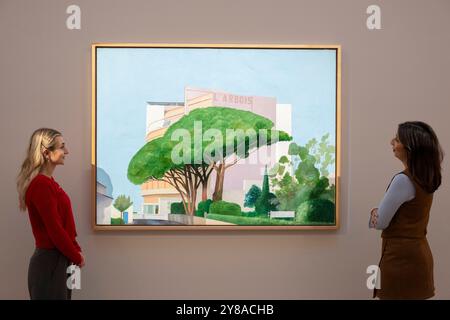 Sotheby's, Londres, Royaume-Uni. 4 octobre 2024. Œuvres rares de Warhol, Hockney, Rego, Picasso et Kandinsky exposées chez Sotheby's, New Bond Street pendant la semaine de la frise à partir du 3-9 octobre avant vente le 9-10 octobre. Les faits saillants incluent : David Hockney, L'Arbois, Sainte-Maxime, une représentation éblouissante du sud de la France des années soixante, estimation : £7-10 millions, enchères contemporaines du soir. Crédit : Malcolm Park/Alamy Live News Banque D'Images