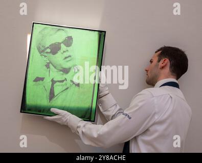 Sotheby's, Londres, Royaume-Uni. 4 octobre 2024. Œuvres rares de Warhol, Hockney, Rego, Picasso et Kandinsky exposées chez Sotheby's, New Bond Street pendant la semaine de la frise à partir du 3-9 octobre avant vente le 9-10 octobre. Les faits saillants incluent : Andy Warhol, Autoportrait, l'un de ses premiers autoportraits, estimation : £3-4 millions, enchères contemporaines du soir. Crédit : Malcolm Park/Alamy Live News Banque D'Images