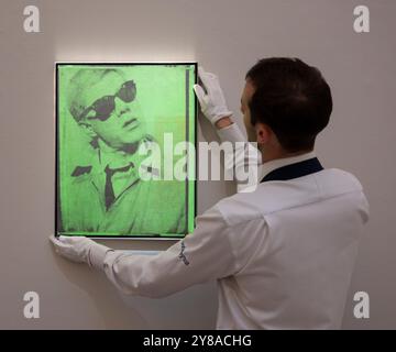 Sotheby's, Londres, Royaume-Uni. 4 octobre 2024. Œuvres rares de Warhol, Hockney, Rego, Picasso et Kandinsky exposées chez Sotheby's, New Bond Street pendant la semaine de la frise à partir du 3-9 octobre avant vente le 9-10 octobre. Les faits saillants incluent : Andy Warhol, Autoportrait, l'un de ses premiers autoportraits, estimation : £3-4 millions, enchères contemporaines du soir. Crédit : Malcolm Park/Alamy Live News Banque D'Images