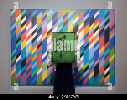Sotheby's, Londres, Royaume-Uni. 4 octobre 2024. Œuvres rares de Warhol, Hockney, Rego, Picasso et Kandinsky exposées chez Sotheby's, New Bond Street pendant la semaine de la frise à partir du 3-9 octobre avant vente le 9-10 octobre. Les faits saillants incluent : Andy Warhol, Autoportrait, l'un de ses premiers autoportraits, estimation : £3-4 millions, ; (arrière-plan) Bridget Riley, Gaillard 2, 1989, une peinture kaléidoscopique, estimation : 1.5-2 millions de livres sterling, vente aux enchères contemporaine du soir. Crédit : Malcolm Park/Alamy Live News Banque D'Images