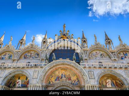 La façade ouest de la basilique Saint-Marc (Basilica di San Marco) à Venise, Italie Banque D'Images