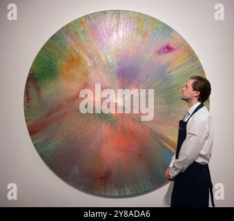 Sotheby's, Londres, Royaume-Uni. 4 octobre 2024. Œuvres rares de Warhol, Hockney, Rego, Picasso et Kandinsky exposées chez Sotheby's, New Bond Street pendant la semaine de la frise à partir du 3-9 octobre avant vente le 9-10 octobre. Les faits saillants incluent : Damien Hirst, belle célébration au moins à travers une peinture d'univers superficielle, avec des diamants, estimation : £100,000-150,000, vente aux enchères contemporaine. Crédit : Malcolm Park/Alamy Live News Banque D'Images