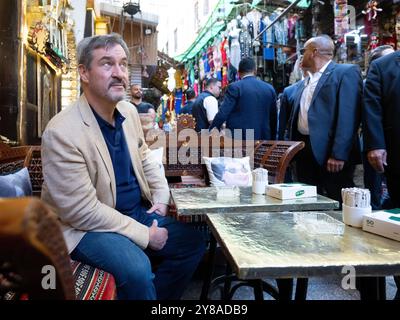 Kairo, Egypte. 04 octobre 2024. Markus Söder (CSU), ministre-président de Bavière, visite le bazar de Khan Al-Khalili. Söder entreprend un voyage de trois jours en Égypte. Crédit : Sven Hoppe/dpa/Alamy Live News Banque D'Images