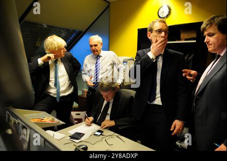 Londres, Royaume-Uni. 04 mai 2012. Image © concédée sous licence à Parsons Media. Boris Johnson Unleashed Book Pictures. 04/05/2012. Londres, Royaume-Uni. Boris Johnson et Lynton Crosby. Le maire de Londres Boris Johnson dans son bureau avec son directeur de campagne Lynton Crosby, Ed Lister et Sam Lyon et Kit Malthouse à l'hôtel de ville sur la soirée des résultats de l'élection du maire, vendredi 4 mai 2012 photo par crédit : andrew parsons/Alamy Live News Banque D'Images