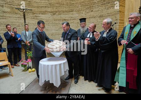 Bundeslandwirtschaftsminister CEM Oezdemir Özdemir, Gruene, 4.v.l. nimmt am Mittwoch, 02.10.2024, an einer Zeremonie und einem oekumenischen Gottesdienst der Berliner Initiative FriedensBrot in der Versoehnungskapelle nahe der Gedenkstaette Berliner Mauer teil Foto vom 02.10.20242.vr. : bischaeische schlesche schlesch, Oberchen-schlesch. Anlass War das zehnjaehrige Bestehen der Initiative. Auf dem Roggenfeld neben der Kapelle wurde das diesjaehrige Friedensbrot gesegnet und anschliessend an die Gaeste sowie Gemeindemitglieder verteilt. Banque D'Images