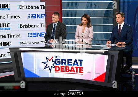 DÉBAT SUR LES ÉLECTIONS du Queensland débat sur les élections du Queensland de gauche à droite Brisbane Times rédacteur en chef Sean Parnell, présentateur de 4BC Afternoons Sofie Formica, journaliste politique de 9News Tim Arvier lors d'un débat des dirigeants dans le cadre des élections de l'État du Queensland de 2024 à Brisbane, jeudi 3 octobre 2024. Les habitants du Queensland se rendront aux urnes le 26 octobre. AAP image/Pool, Dan Peled NO ARCHIVING BRISBANE QUEENSLAND AUSTRALIE *** DÉBAT ÉLECTORAL du Queensland Queensland débat de gauche à droite Brisbane Times rédacteur Sean Parnell, présentateur de l'après-midi 4BC Sofie Formica, 9News journaliste politique d'État Tim Arvier pendant a Banque D'Images