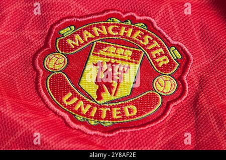 pin's football / logo Manchester United football club (base dorée) l: 2,2 cm