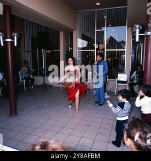 Traditioneller Gesang und Bauchtanz im Hotel Mena House in Gizeh, Ägypten um 1987. 90010000182 Banque D'Images