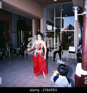 Traditioneller Gesang und Bauchtanz im Hotel Mena House in Gizeh, Ägypten um 1987. 90010000215 Banque D'Images