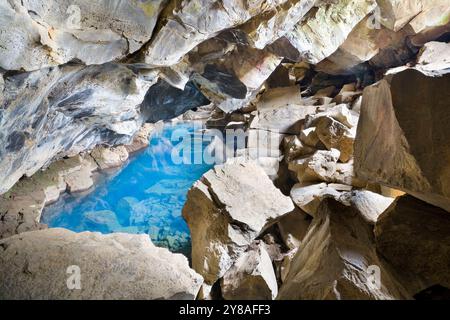 Grjótagjá - petite grotte de lave située près du lac Mývatn dans le nord de l'Islande, célèbre pour sa belle source thermale géothermique dans ses profondeurs Banque D'Images