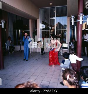 Traditioneller Gesang und Bauchtanz im Hotel Mena House in Gizeh, Ägypten um 1987. 90010000225 Banque D'Images