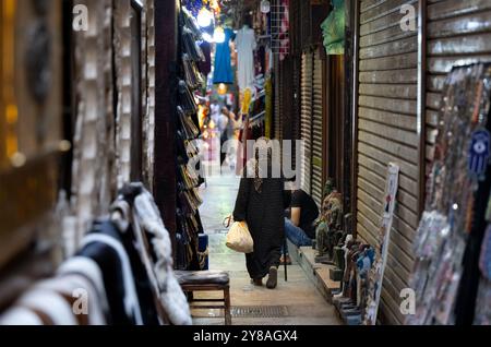 Kairo, Egypte. 04 octobre 2024. Une femme traverse le bazar Khan Al-Khalili. Le ministre-président de Bavière, Söder, entreprend un voyage de trois jours en Égypte. Crédit : Sven Hoppe/dpa/Alamy Live News Banque D'Images